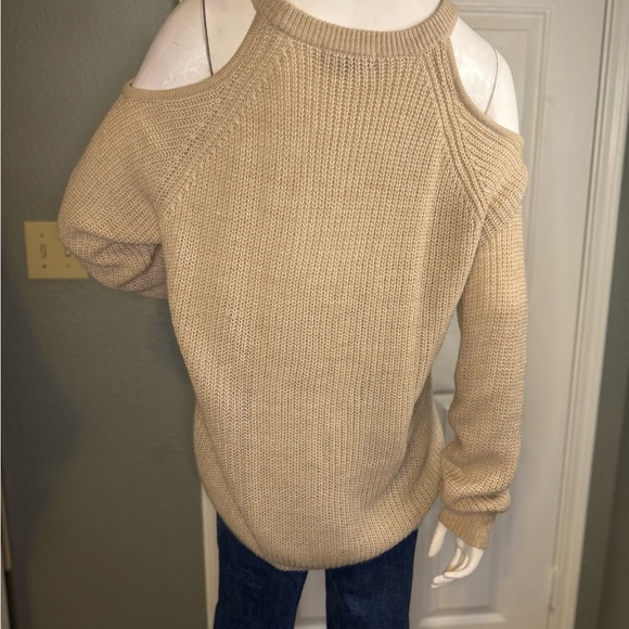 Sanctuary/ Anthropologie Cold Shoulder Sweater Size Medium. - Picture 6 of 14